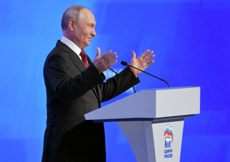 Путин поздравил россиян с Днем Государственного флага