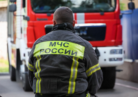 В Красноярске возникла угроза распространения пожара на мебельном складе