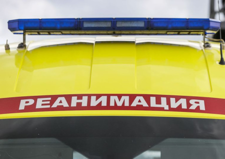 Автомобиль влетел в остановку и убил пешехода