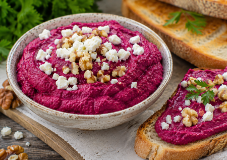 В семье никто не ел свеклу, пока не сделала этот паштет: вкусная намазка на хлеб, батон и гренки