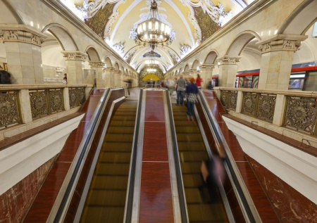 Фрагмент лепнины упал на москвича в метро