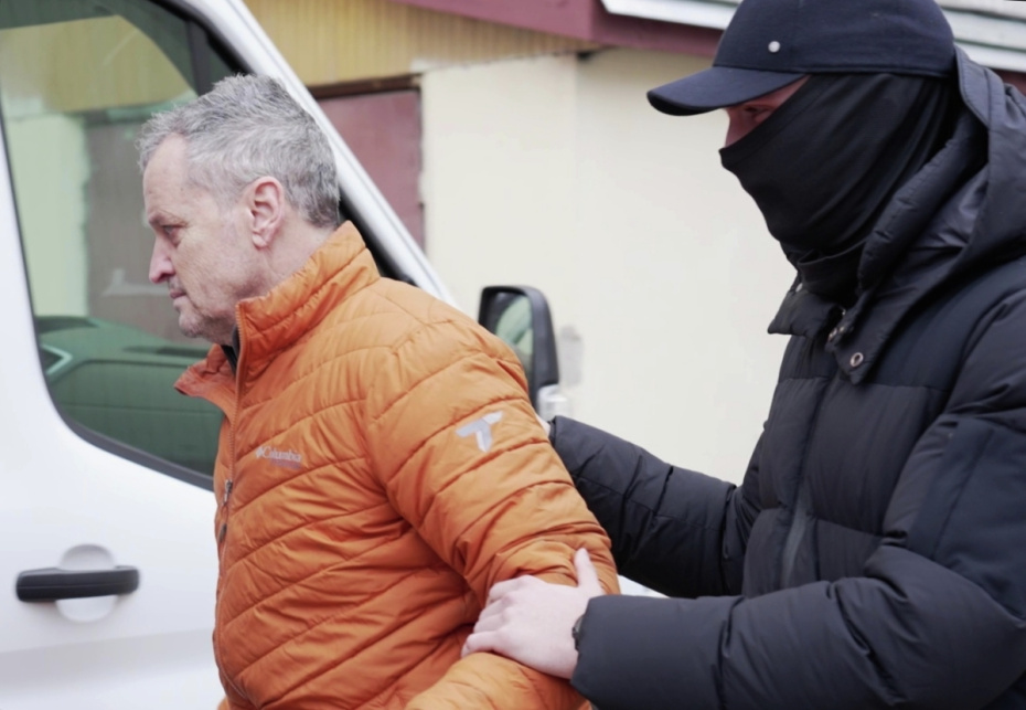 Кадры доставки американского гражданина Марка Фогеля в аэропорт