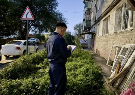 В Саратове ребенок выпал из окна третьего этажа
