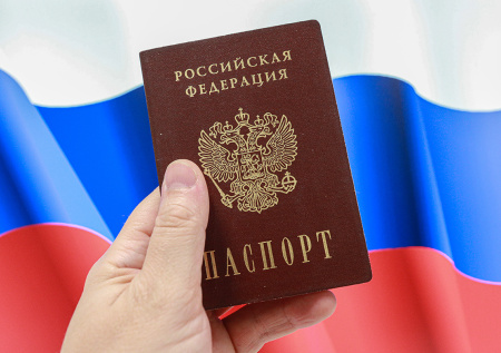 Женщина из Европы расплакалась при получении паспорта РФ