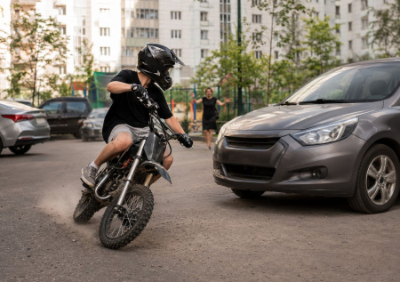 Автоюрист ответил, допустимо ли хранить мотоциклы и питбайки в подъезде