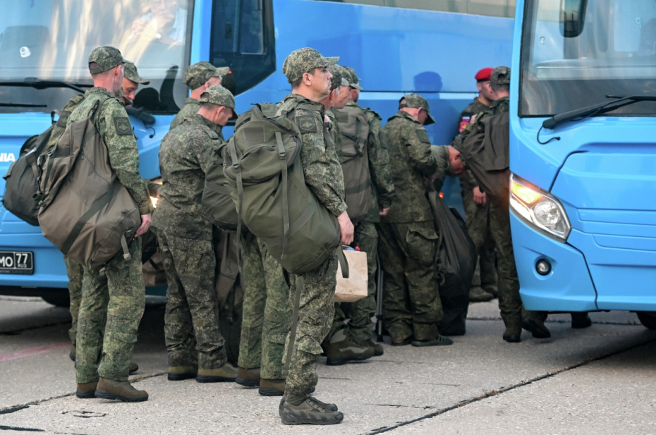 Возвращенные из украинского плена российские военнослужащие. Россия и Украина провели обмен пленными в формате «160 на 160»