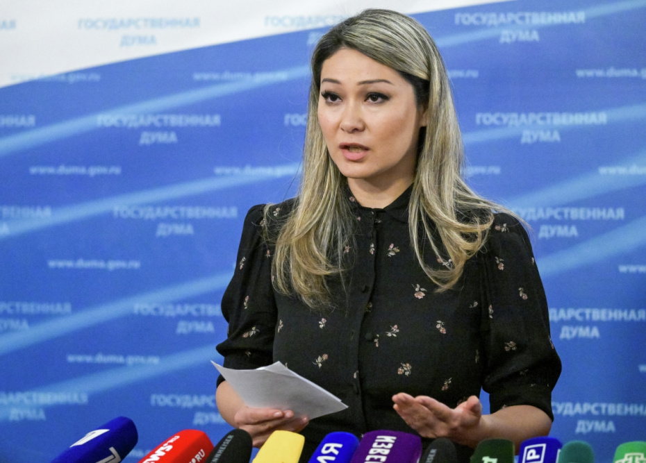 Марина Ким во время пресс-подхода перед началом пленарного заседания Государственной Думы РФ