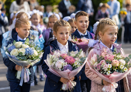 Цветы к 1 Сентября: хиты продаж, аллергенные растения и советы по экономии