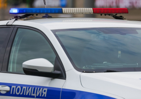 Годовалая девочка едва не выпала из окна, пока мать напилась и уснула