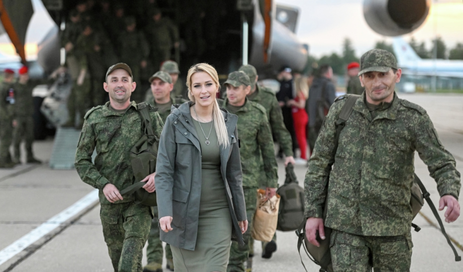 Яна Лантратова и возвращенные из украинского плена российские военнослужащие