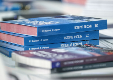 Кравцов анонсировал единые пособия и учебники для всех школ России