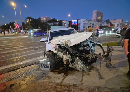 Очевидцы рассказали, кто мог пострадать в жесткой аварии в Москве