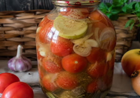 Помидоры закатываю так: горчица, лук и яблоко — невероятный вкус для зимнего обеда