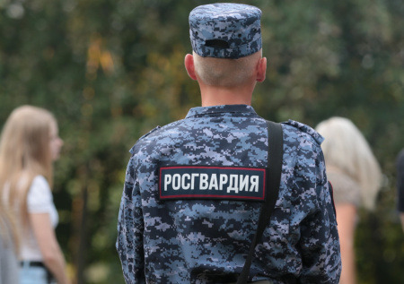 Нетрезвый мужчина разделся в торговом центре и приставал к посетительнице