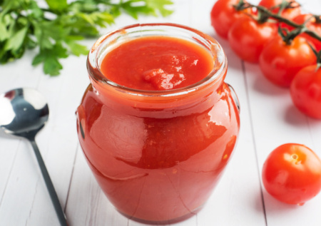 Треснувшие помидоры не выбрасываю — превращаю их в густой сок: вкуснее кетчупа, и на борщ, и в гуляш