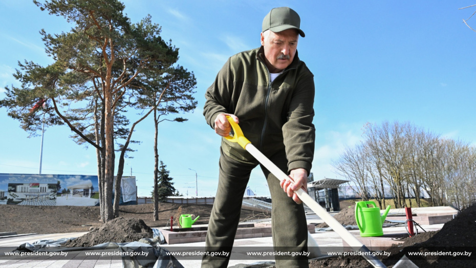 Александр Лукашенко во время республиканского субботника