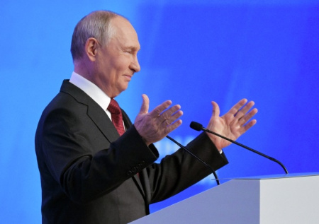 Юные хоккеисты подарили Путину именной свитер