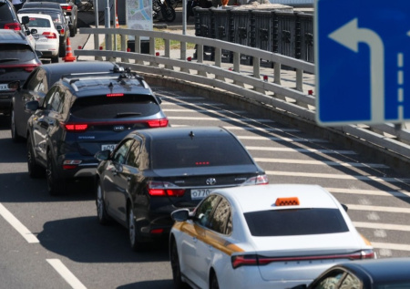 Очередь из автомобилей скопилась перед Крымским мостом