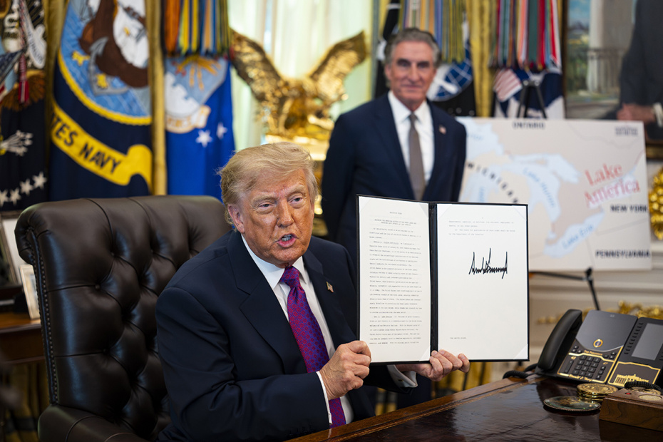 Дональд Трамп во время подписания указа о переименовании озер