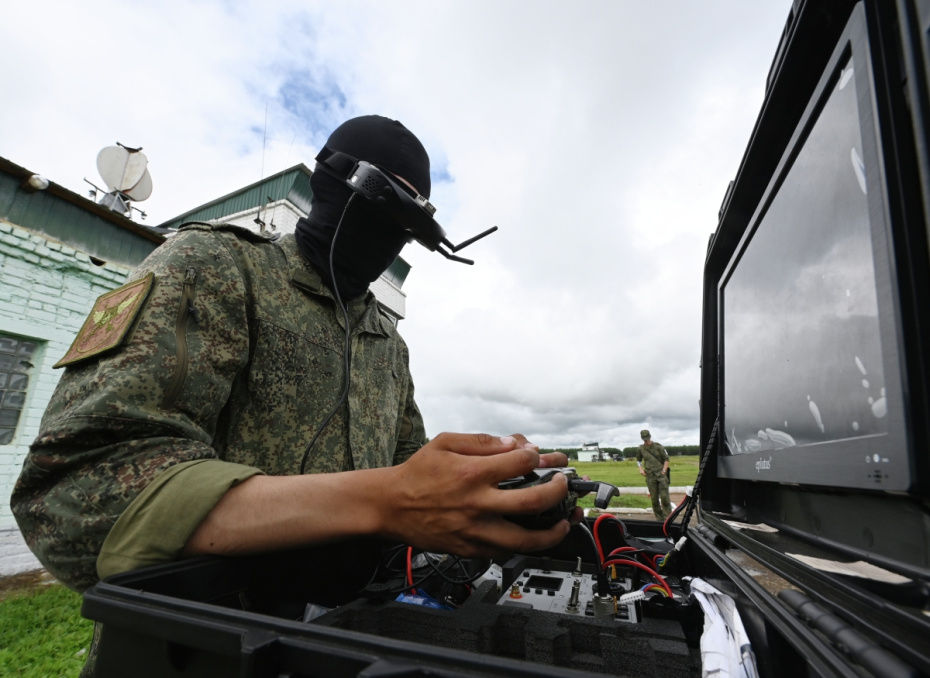 Военнослужащий ВС РФ во время тактико-специальной подготовки операторов разведывательных беспилотных летательных аппаратов (БПЛА) коптерного типа и FPV-дронов