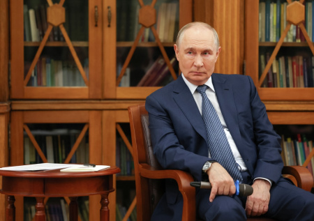 Путин ознакомился с учебниками по обществознанию под редакцией Медведева