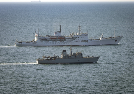 Корабли ВМС России сопроводили торговые суда в Ла-Манше