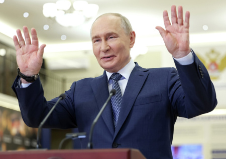 Путин по-китайски поздоровался с учителем из белгородской школы