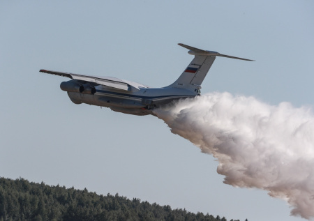 Российский Ил-76 сбросил более 210 тонн воды на очаги пожаров в Сербии