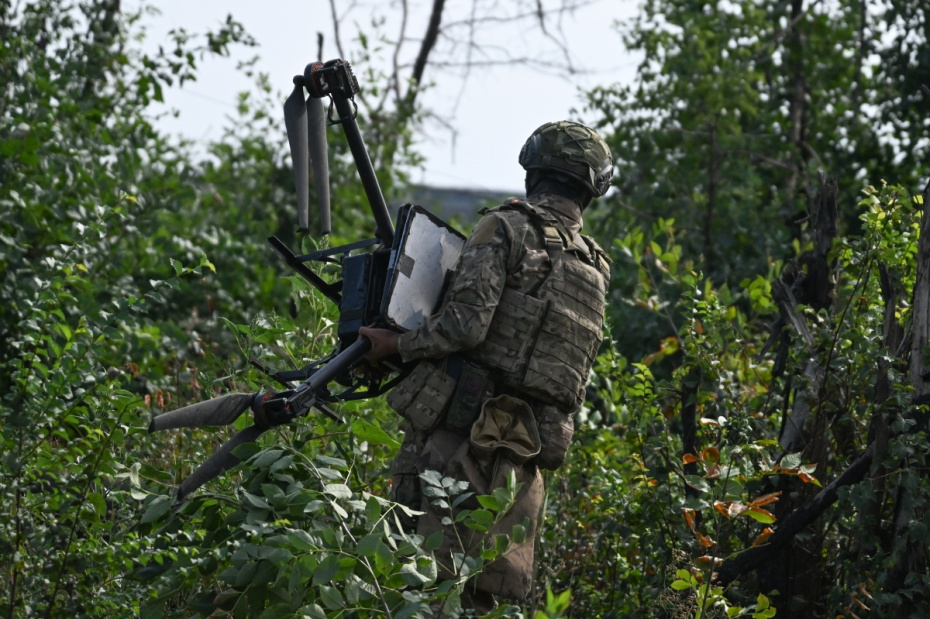 Военнослужащий подразделения противовоздушной обороны несет сбитый БПЛА на боевых позициях СВО
