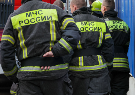 Спасатели справились с мощным пожаром на механическом заводе в Подмосковье