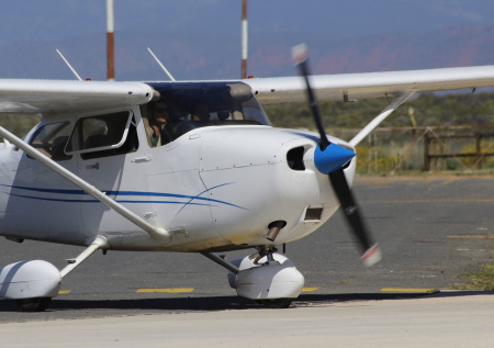 Пьяный мужчина угнал самолет Cessna и направил его в зону АЭС в Венгрии