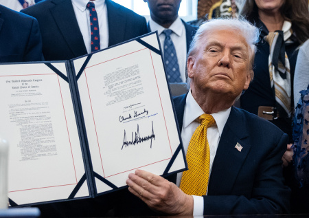 «Нет даже в английском алфавите»: Картозия высмеял подпись Трампа