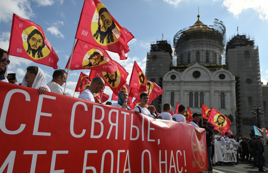 Верующие перед началом крестного хода в день празднования Собора Московских святых