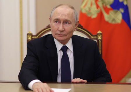 Путин прилетел на саммит ШОС