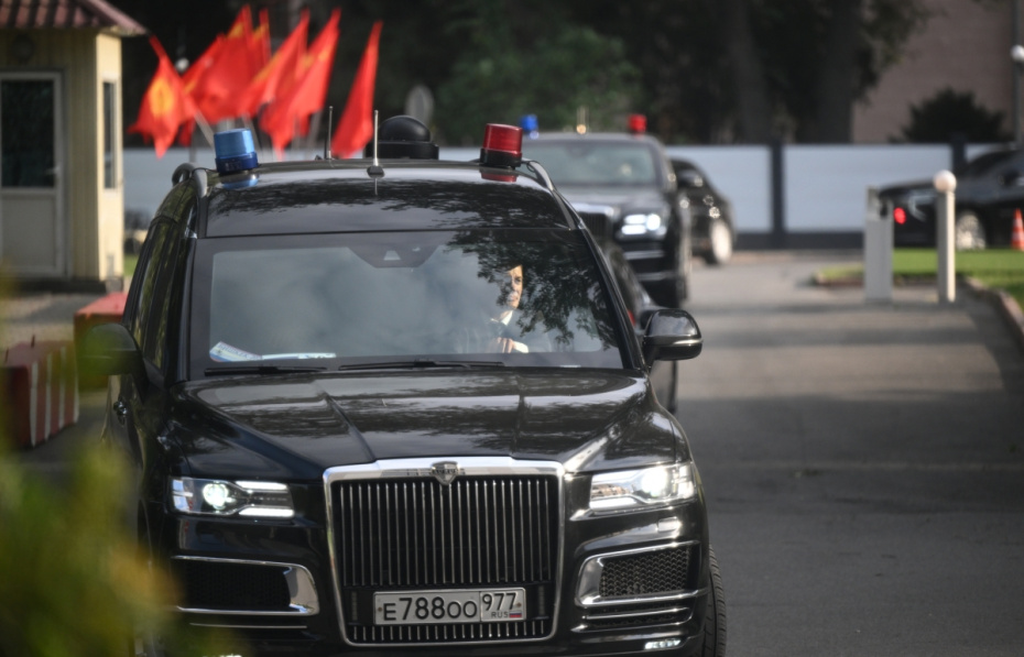 Автомобиль Aurus Arsenal кортежа президента РФ в Бишкеке