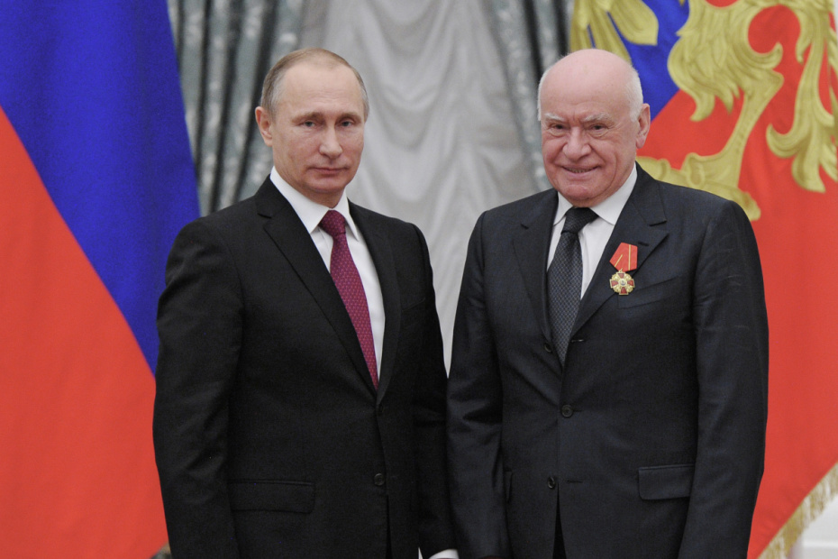 Президент России Владимир Путин (слева) и директор Научного центра сердечно-сосудистой хирургии им.А.Н.Бакулева РАМН, академик РАМН, главный кардиохирург России Лео Бокерия во время церемонии вручения государственных наград в Екатерининском зале Кремля, 2015 год