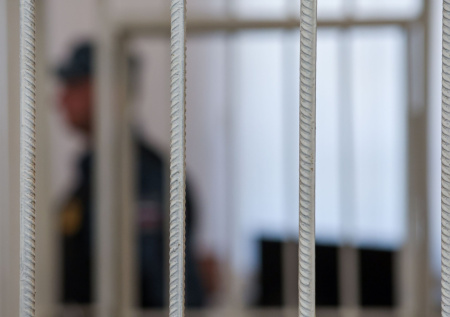 В Иркутске начали розыск трех молодых людей после кражи шоколада