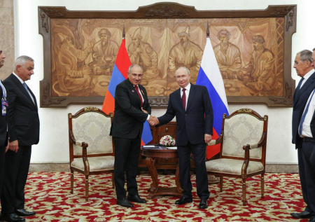 «Мы сейчас подискутируем»: Путин обсудил с Пашиняном будущее Армении
