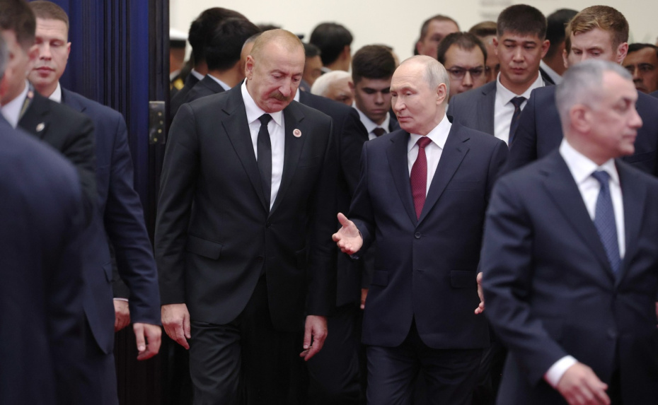 Владимир Путин и Ильхам Алиев перед началом заседания в формате ШОС плюс