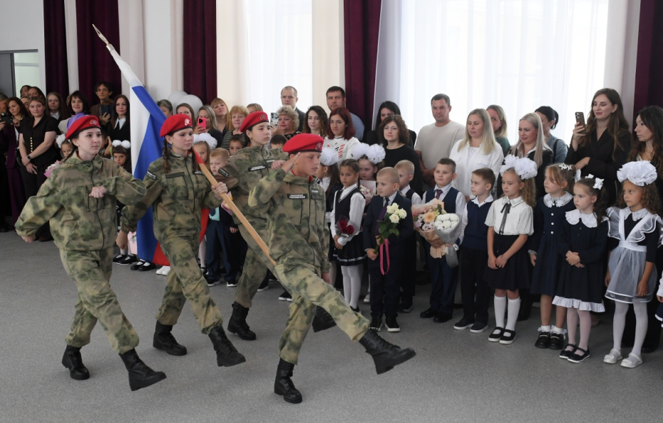 Торжественная линейка в образовательном центре «Покровский» в Красноярске