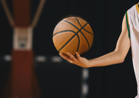 FIBA приняла решение по российским баскетболистам, тренерам и судьям