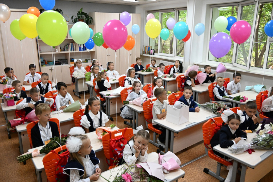 Первоклассники после торжественной линейки, посвященной началу учебного года, в гимназии № 2 Владивостока. Торжественные линейки по случаю Дня знаний во Владивостоке перенесли с 1 сентября на 31 августа из-за проведения Восточного экономического форума (ВЭФ)