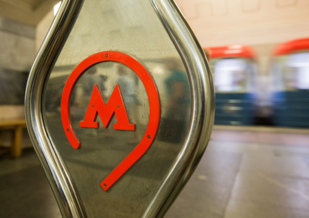 Москвич спрыгнул на пути в метро за упавшим наушником