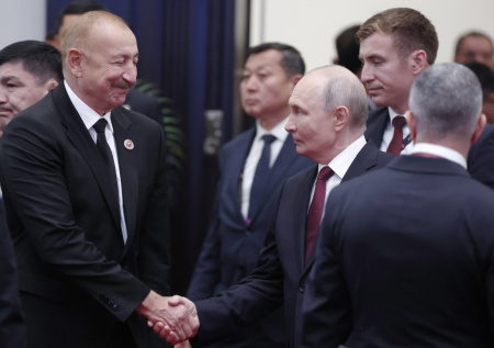 Появились кадры встречи Путина и Алиева на саммите ШОС