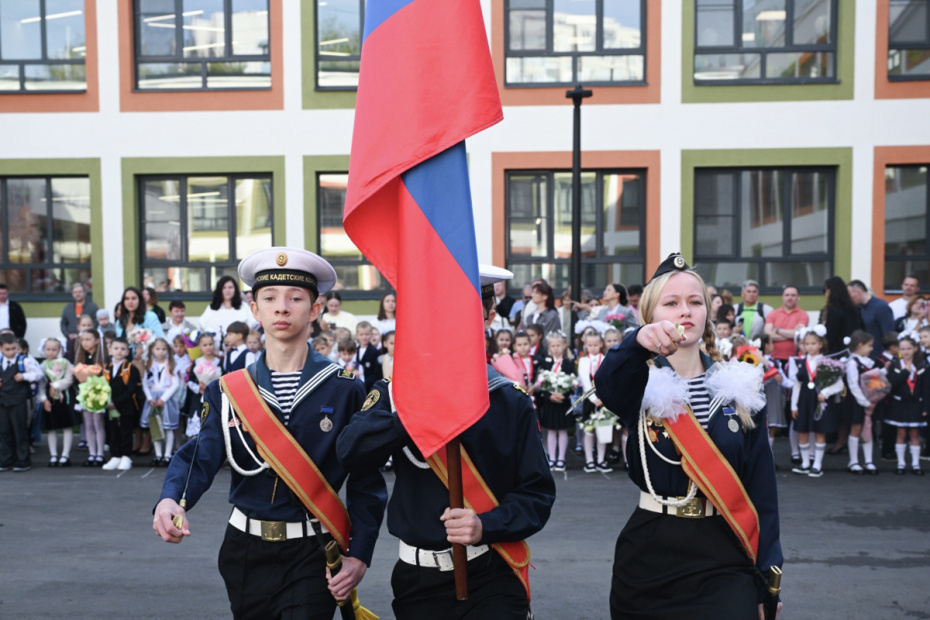 Торжественная линейка, посвященная началу учебного года, в московской школе № 1694 имени П. М. Фитина