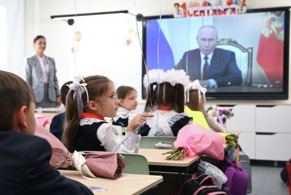 Первоклассники смотрят видеообращение президента РФ Владимира Путина в классе после торжественной линейки, посвященной началу учебного года, в московской школе № 1694 имени П. М. Фитина