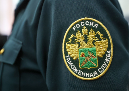 Иностранец попался таможенникам с двумя чемоданами нефрита