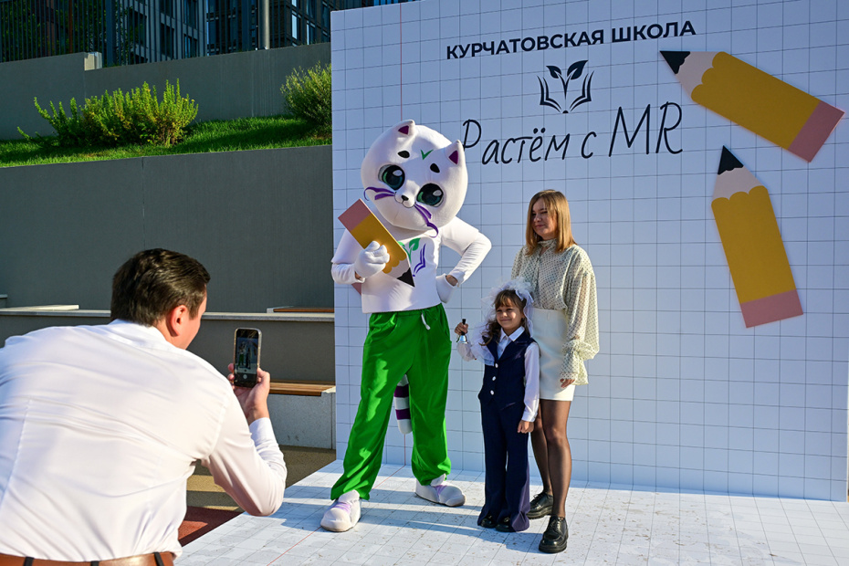 Торжественная линейка в новом корпусе Курчатовской школы на Волоколамском шоссе в столичном районе Покровское-Стрешнево