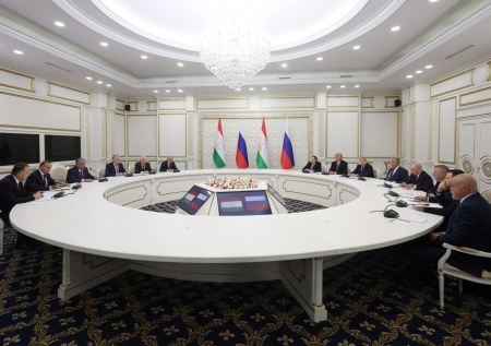 Путин встретился с Рахмоном на саммите ШОС в Бишкеке