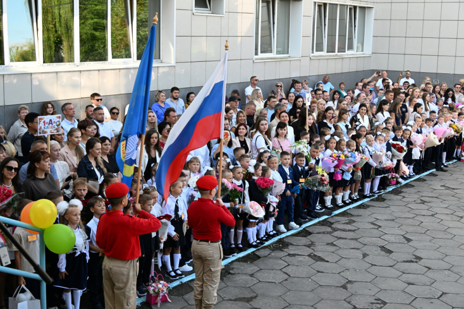 Первоклассники на торжественной линейке, посвященной началу учебного года, в гимназии № 2 Владивостока. Торжественные линейки по случаю Дня знаний во Владивостоке перенесли с 1 сентября на 31 августа из-за проведения Восточного экономического форума (ВЭФ)